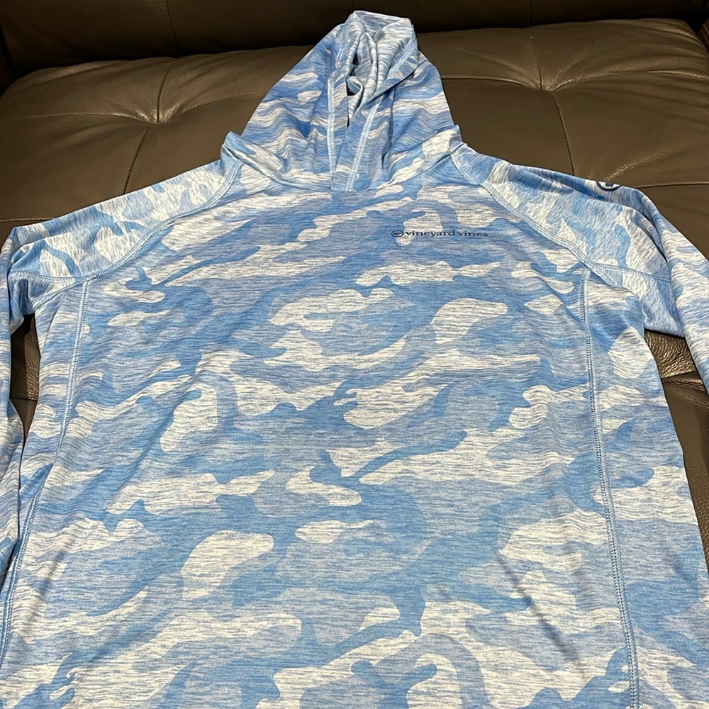 Vineyard Vines men’s shirt with hood sz L